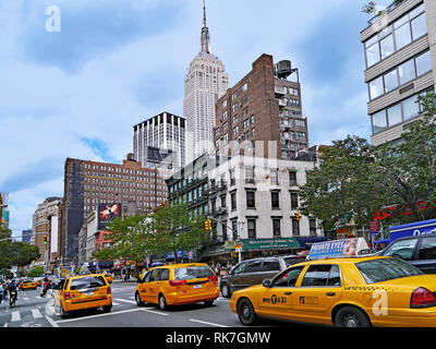 NEW YORK CITY - Giugno 2012: Manhattan viali occupato sono di solito pieno di giallo taxi, come in questa scena sulla settima avenue. Foto Stock