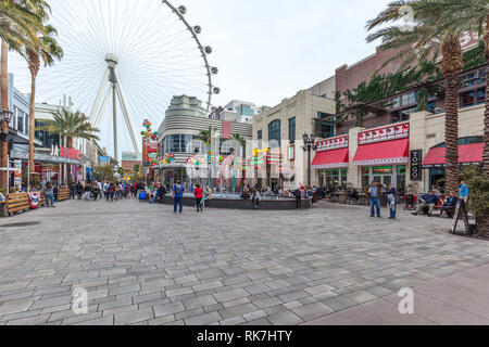 LAS VEGAS, NEVADA, Stati Uniti d'America - 2 gennaio 2018: vista del lungomare di LINQ con alta rullo ruota panoramica Ferris in background. Foto Stock