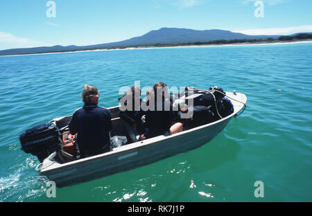 Le guide sulla Maria Island a piedi il viaggio per l'isola in un alluminio dhingi. La tendenza più recente sul viaggio della Tasmania scena, boccola di lusso passeggiate cou Foto Stock