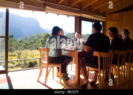 Culla Rifugi di montagna gli ospiti di fare colazione mentre sull'Overland Track. Cradle Mountain Lodge è un eco-turismo società specializzata in passeggiata guidata Foto Stock