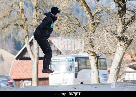 Atleta giapponese di riscaldamento alla FIS Ski Jumping World Cup Ladies Ljubno il 9 febbraio 2019 a Ljubno, Slovenia. (Foto di Rok Rakun / Pacific Stampa) Foto Stock
