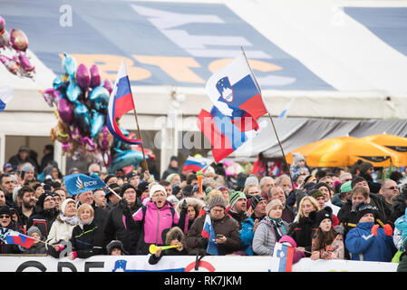 Ljubno, Slovenia. 09Feb, 2019. La folla di tifosi al FIS Ski Jumping World Cup Ladies Ljubno il 9 febbraio 2019 a Ljubno, Slovenia. Credito: Rok Rakun/Pacific Press/Alamy Live News Foto Stock