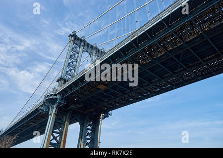 NEW YORK, Stati Uniti d'America - circa marzo, 2016: Manhattan Bridge di giorno. Brooklyn è il più popoloso della città di New York in cinque boroughs. Foto Stock