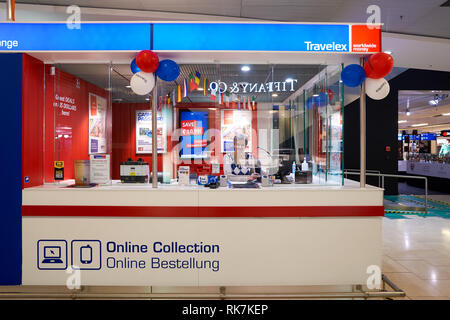 Francoforte Germania 07 Aprile 2016 Travelex all aeroporto di Francoforte. Travelex Group e una borsa estera societa fondata da Lloyd Dorfman e headquar Foto stock Alamy