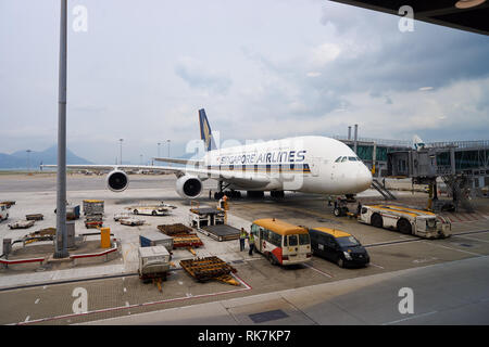 HONG KONG - Aprile 09, 2016: Airbus A380 di Singapore Airlines inserito nell'aeroporto di Hong Kong. Singapore Airlines Limited è la compagnia di bandiera di Singapore Foto Stock