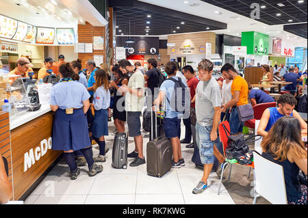 Roma, Italia - 04 agosto 2015: McDonald in aeroporto di Fiumicino. La McDonald's Corporation è la più grande del mondo di catena di hamburger fast food restaur Foto Stock