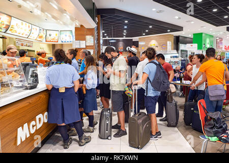 Roma, Italia - 04 agosto 2015: McDonald in aeroporto di Fiumicino. La McDonald's Corporation è la più grande del mondo di catena di hamburger fast food restaur Foto Stock