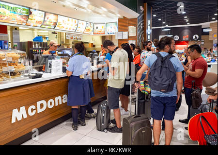 Roma, Italia - 04 agosto 2015: McDonald in aeroporto di Fiumicino. La McDonald's Corporation è la più grande del mondo di catena di hamburger fast food restaur Foto Stock