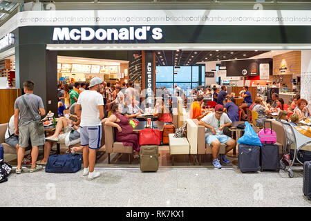 Roma, Italia - 04 agosto 2015: McDonald in aeroporto di Fiumicino. La McDonald's Corporation è la più grande del mondo di catena di hamburger fast food restaur Foto Stock