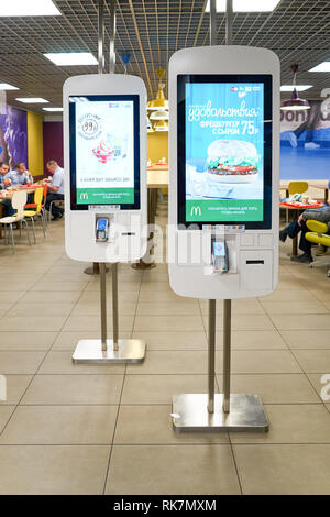 San Pietroburgo - circa maggio, 2016: interno del ristorante McDonald's. McDonald's è il più grande del mondo di catena di hamburger ristoranti fast food, fou Foto Stock