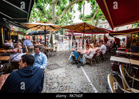 I turisti di mangiare nel bar all'aperto all'interno dell'catle a Carcassonne Aude, Francia il 10 giugno 2015 Foto Stock