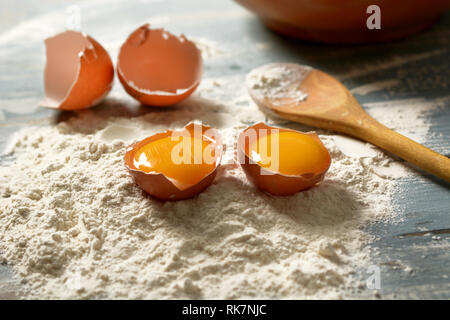 Farina di grano tenero e uova sul tavolo di legno - Orizzontale - primo piano Foto Stock