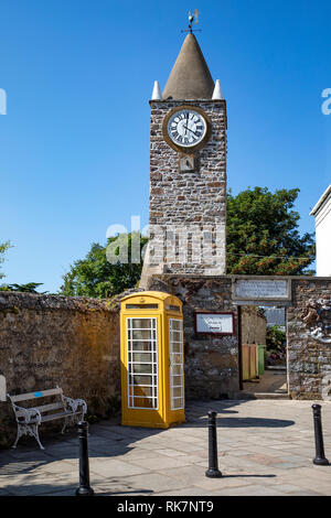 La vecchia chiesa di Clock Tower e giallo casella telefono all entrata del museo, high street Alderney. Foto Stock