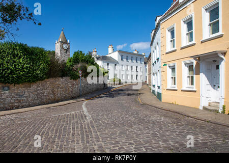 La torre dell orologio e ingresso al museo in cima alla High Street su Alderney Isole del Canale. Foto Stock