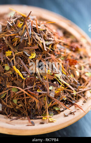 Essiccato Rooibos tè con fiori e frutta Foto Stock