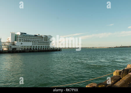 Nuova Zelanda , Auckland - Dicembre 15, 2018 - Vista della regina Wharf, Cruise Terminal portuale di Auckland Foto Stock