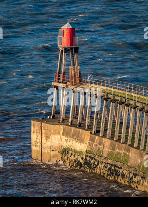 Faro torre del marcatore in ingresso al porto, Whitby, North Yorkshire, Regno Unito. Foto Stock
