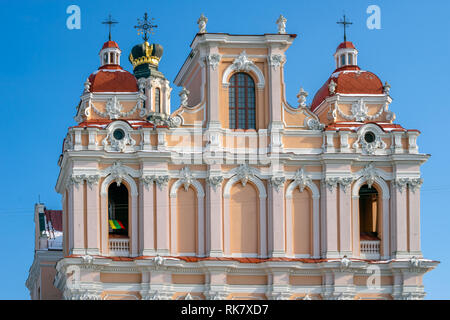 Chiesa di San Casimiro in Vilnius. Bandiera della Lituania vola in arch - decorazione di festa per il mese di febbraio 16, della Lituania del Giorno di Indipendenza Foto Stock