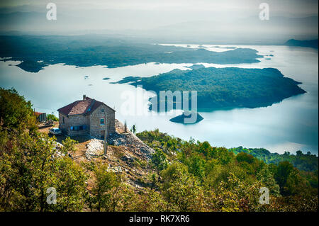 Cottage di campagna sul lago nelle montagne del Montenegro. Bella vista Foto Stock