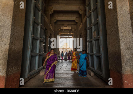 I pellegrini e i visitatori uscire di Shri Virupaksha tempio complesso in Hampi, Karnataka. Foto Stock