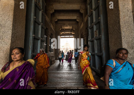 I pellegrini e i visitatori uscire di Shri Virupaksha tempio complesso in Hampi, Karnataka. Foto Stock