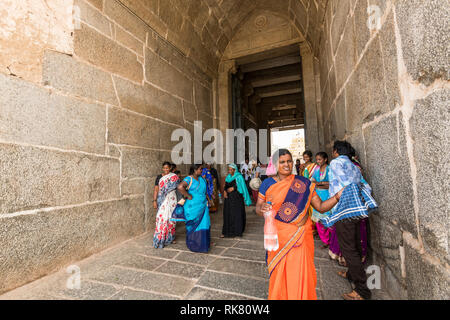 I pellegrini e i visitatori uscire di Shri Virupaksha tempio complesso in Hampi, Karnataka. Foto Stock