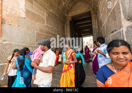 I pellegrini e i visitatori uscire di Shri Virupaksha tempio complesso in Hampi, Karnataka. Foto Stock