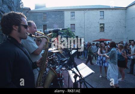 Una jazz band suonare la chitarra in Rectango, un settimanale venerdì evento gratuito al pubblico in Salamanca Place, Hobart. Attirare tutta una gamma di diversi p Foto Stock