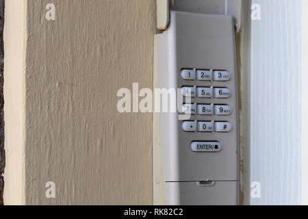 Tastierino per codici utilizzati su una porta di garage ingresso di una casa - Tastiera di sicurezza - Codice di sicurezza Foto Stock