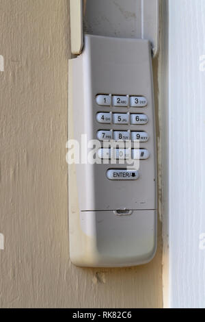 Tastierino per codici utilizzati su una porta di garage ingresso di una casa - Tastiera di sicurezza - Codice di sicurezza Foto Stock