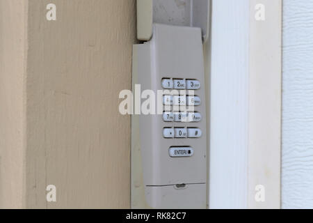 Tastierino per codici utilizzati su una porta di garage ingresso di una casa - Tastiera di sicurezza - Codice di sicurezza Foto Stock