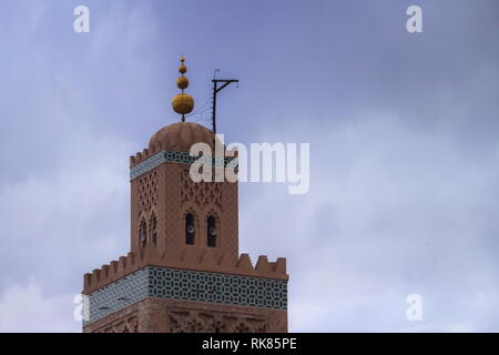 Il Marocco Marrakech Moschea e minareto di Koutoubia nel tardo pomeriggio di sole con cielo drammatico Foto Stock