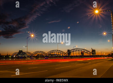 Notte scena panoramica in Riga, Lettonia al fiume Daugava Foto Stock