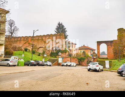 Asti, Italia - Gennaio 1, 2019. Asti le mura della città. Vista dalla Piazza Paolo Lugano square. Asti, Piemonte, Italia. Foto Stock