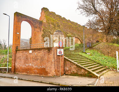 Asti, Italia - Gennaio 1, 2019. Asti le mura della città. Vista dalla Piazza Paolo Lugano square. Asti, Piemonte, Italia. Foto Stock