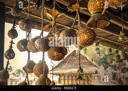 Lampada tradizionale fatta di guscio di noce di cocco in vendita nel mercato, Thailandia Foto Stock