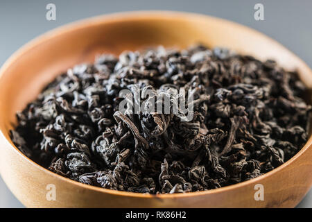 Chiusura del tè nero essiccato allentato le foglie di tè, marco Foto Stock