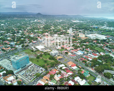 Panoramica aerea della città di Managua in Nicaragua drone visualizza Foto Stock