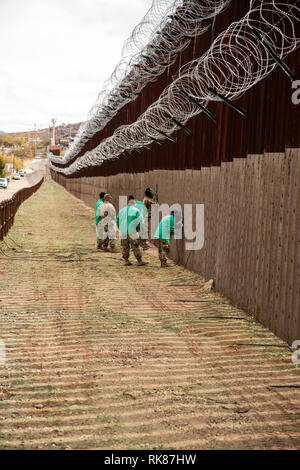 Stati Uniti I soldati dell esercito riparare il confine esistente barriera e aggiungere più strati di filo di concertina lungo gli Stati Uniti - Messico confine vicino Nogales Febbraio 5, 2019 a Nogales, in Arizona. Foto Stock