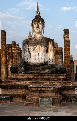 Statua di Buddha in mattina a Wat Mahathat in Sukhothai Historical Park, Thailandia Foto Stock