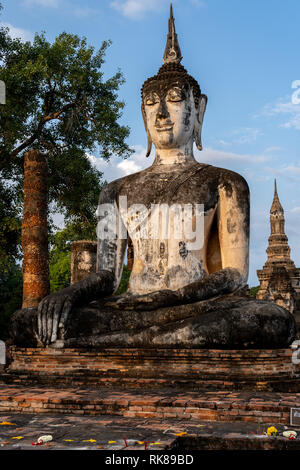 Statua di Buddha in mattina a Wat Mahathat in Sukhothai Historical Park, Thailandia Foto Stock