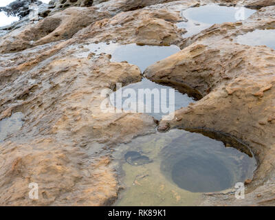 Yehliu paesaggio naturale a Yehliu geoparco in Taiwan. Yehliu Geoparco è la casa di un numero unico di formazioni geologiche. Foto Stock