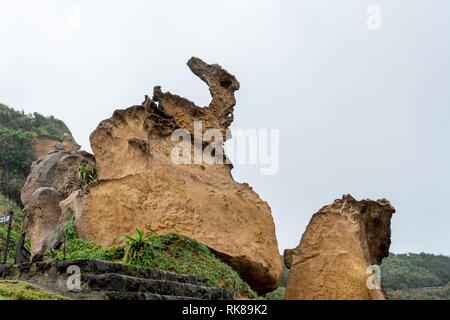 Yehliu paesaggio naturale a Yehliu geoparco in Taiwan. Yehliu Geoparco è la casa di un numero unico di formazioni geologiche. Foto Stock