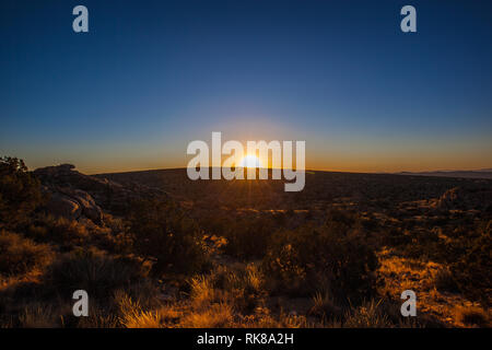 Tramonto nel Mojave National Preserve, situato nel Deserto di Mojave di San Bernardino County, California Foto Stock