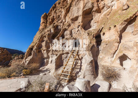 Vista di Bandelier National Monument vicino a Los Alamos, Nuovo Messico. Foto Stock