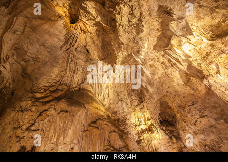 In vista delle grotte presso il Parco nazionale di Carlsbad Cavern, Nuovo Messico, un ben noto parco nazionale famoso per le sue grotte calcaree, formazioni rocciose Foto Stock