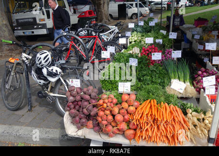 Freschi di produzione locale accanto alla bicicletta rack, mercati di Salamanca, Hobart, Tasmania, Australia. N. PR o MR Foto Stock