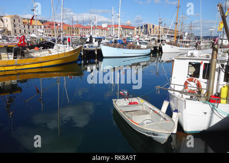 Barche da pesca in marina e storici edifici wharf in background, Constitution Dock, Hobart, Tasmania, Australia. N. PR Foto Stock