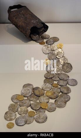 Tesoro de Gazteluberri. 1537-1598. Cencerro y 52 monedas de Juana I, Carlos V y Felipe II. Hierro, plata y oro. Procedente de Segura (provincia de Guipúzcoa). Museo Arqueológico Nacional. Madrid. España. Foto Stock