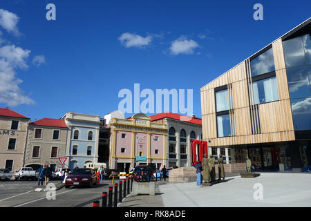 Hotel MacQ facciata in contrasto con wharfside storici edifici, Hobart, Tasmania, Australia. No signor o PR Foto Stock